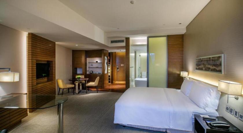 New World Guiyang Hotel Exterior photo