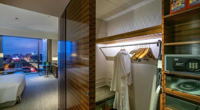 New World Guiyang Hotel Exterior photo